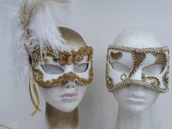 Máscaras Casal Julieta e Tezeu Branca Dourada Plumas Luxo - Imagem 3