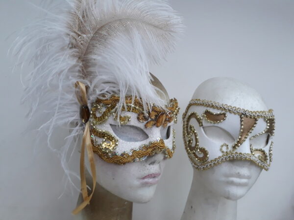 Máscaras Casal Julieta e Tezeu Branca Dourada Plumas Luxo - Imagem 4