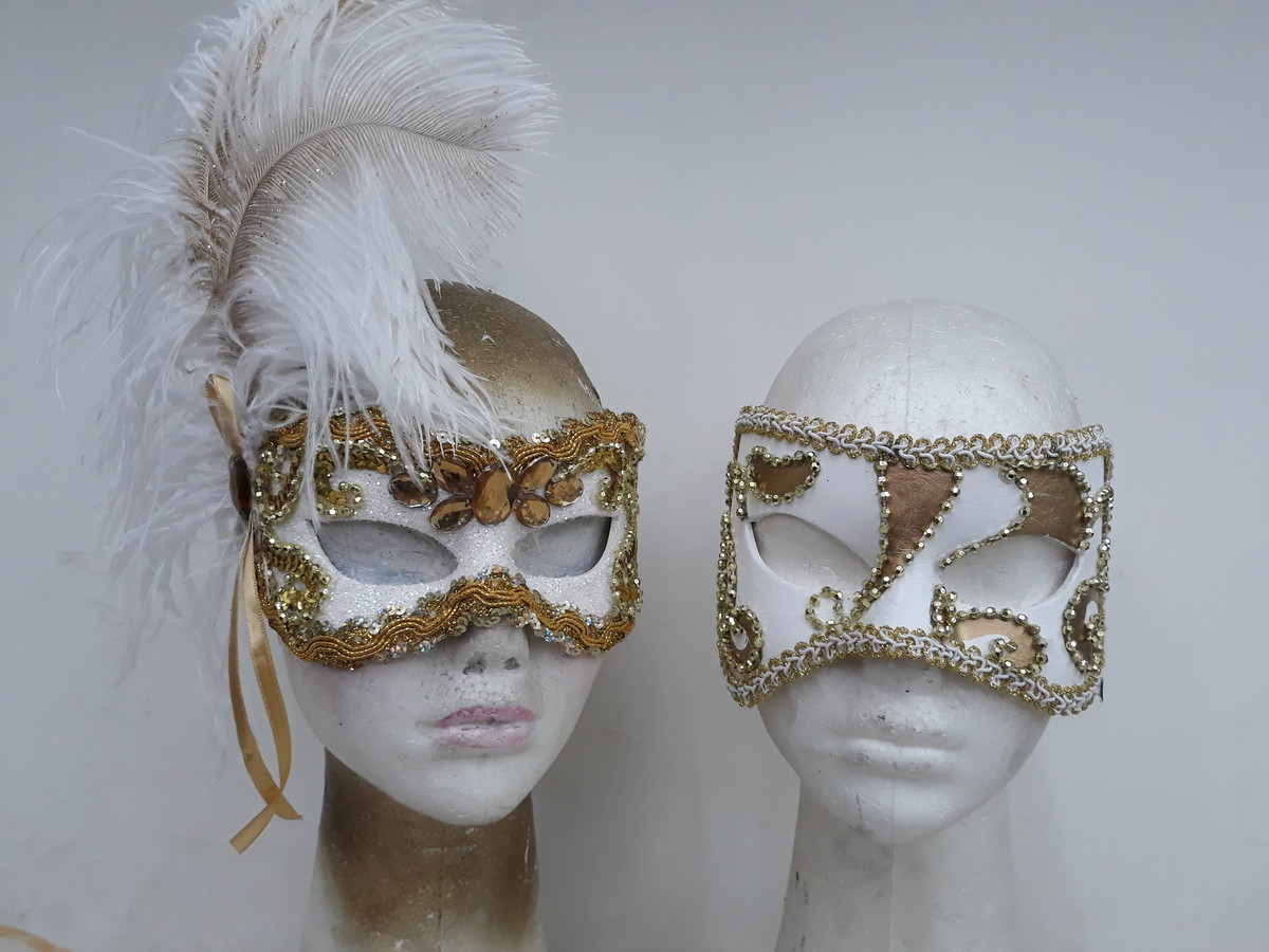 mascara-casal-julieta-e-tezeu-branca-dourada-plumas-luxo-mascara-feminina-veneziana-festa-branca-dou.jpg