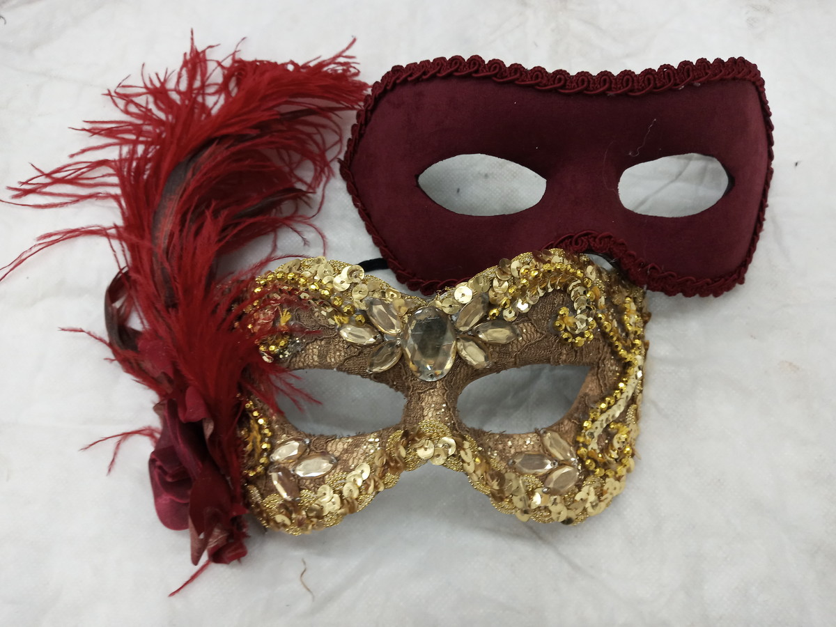 mascaras-casal-julieta-e-romeu-dourado-marsala-luxo-festa-mascara-gala.jpg