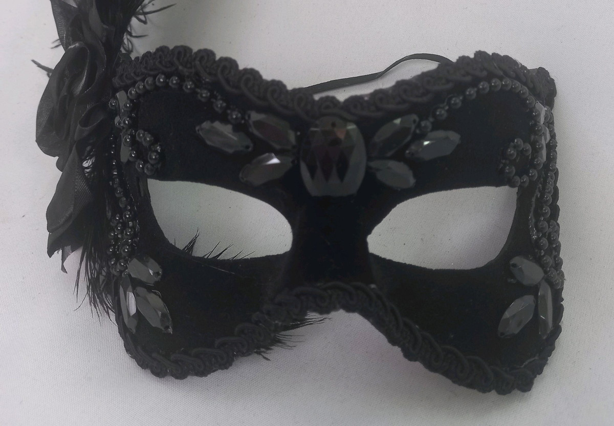 mascaras-julieta-preta-e-branca-festa-luxo-mascara-feminina.jpg