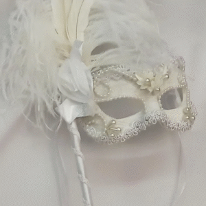 Mascara Julieta Branca com Haste e Arranjo Plumas Removíveis