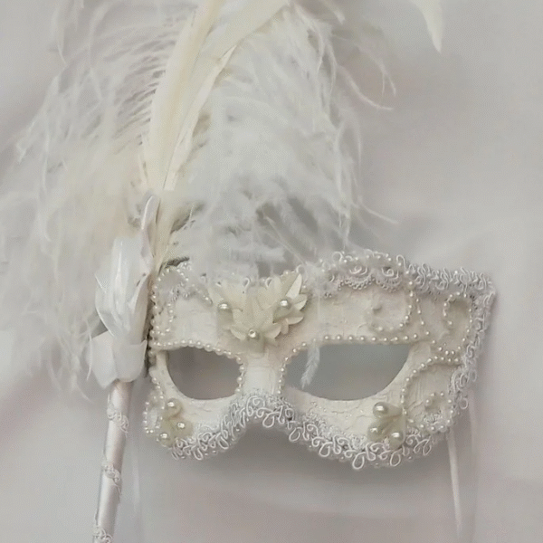 Mascara Julieta Branca com Haste e Arranjo Plumas Removíveis - Imagem 3