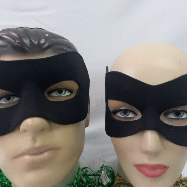 Máscaras casal pretas em eva revestidas e forradas em tecido
