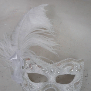 Máscara branca feminina festa luxo bordada plumas