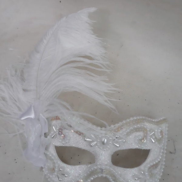 Máscara branca feminina festa luxo bordada plumas