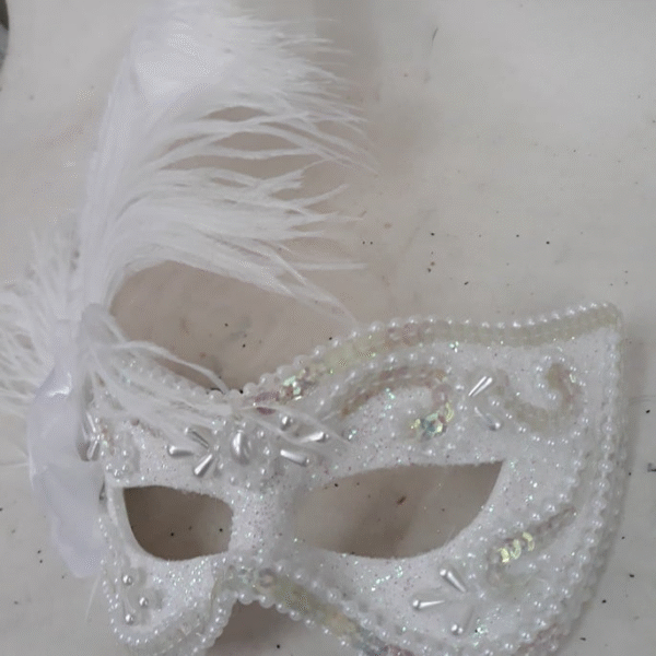Máscara branca feminina festa luxo bordada plumas - Imagem 2