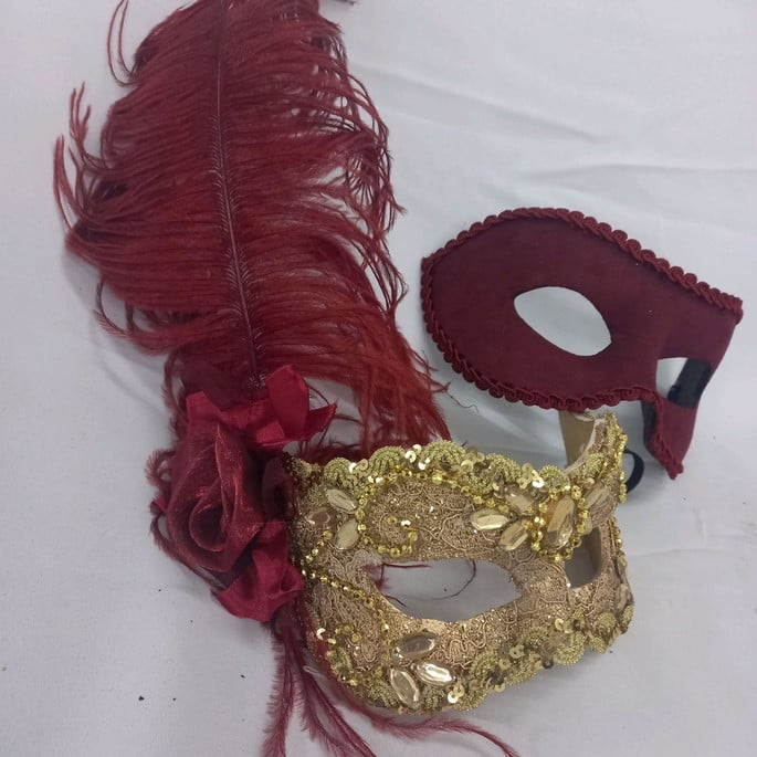 mascara-casal-amantes-dourada-ma