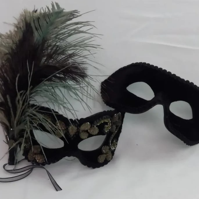 mascara-casal-preto-pedras-verde
