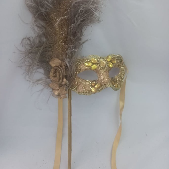 mascara-colombina-dourada-com-ha