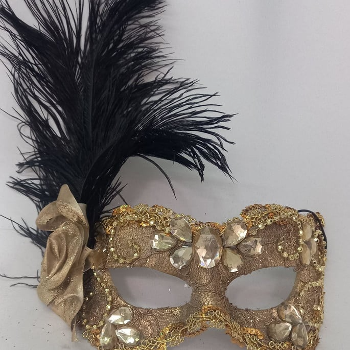mascara-dourada-julieta-plumas-p