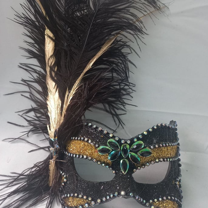 mascara-fly-preta-dourada-luxo-f