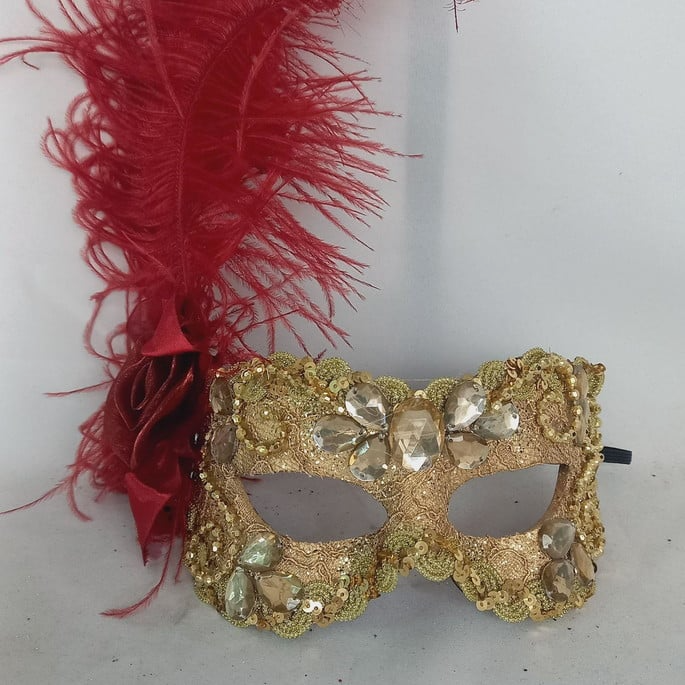 mascara-julieta-dourada-plumas-m