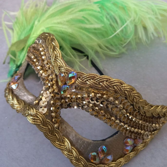 mascara-julieta-dourada-verde-lu