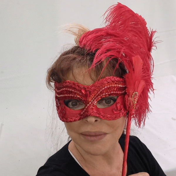 Máscara Julieta Vermelha Haste Plumas Festa Luxo - Imagem 2