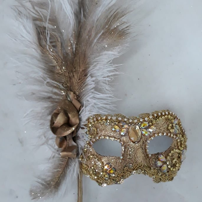 mascara-luxo-com-haste-plumas-fe