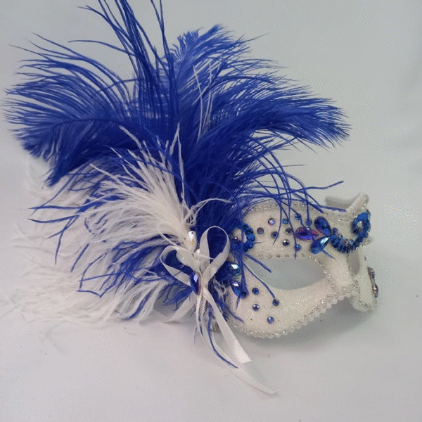 Máscara luxo festa branca azul plumas com prendedor - Imagem 2