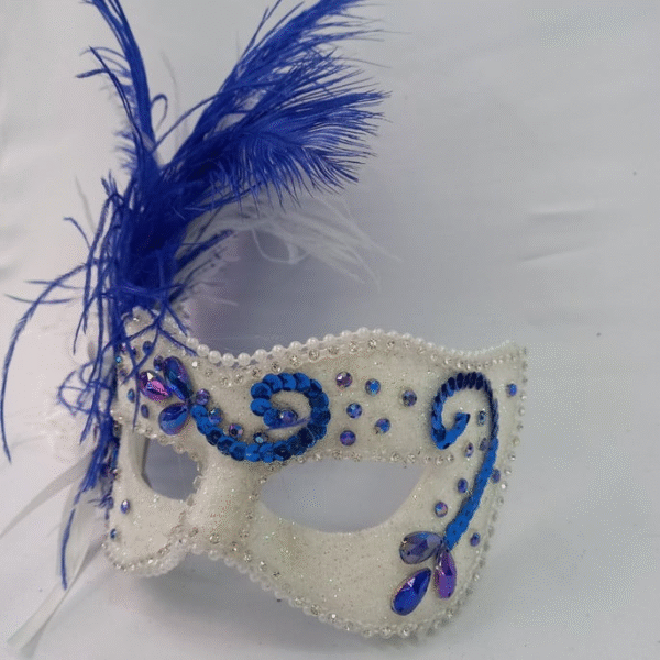 Máscara luxo festa branca azul plumas com prendedor - Imagem 3