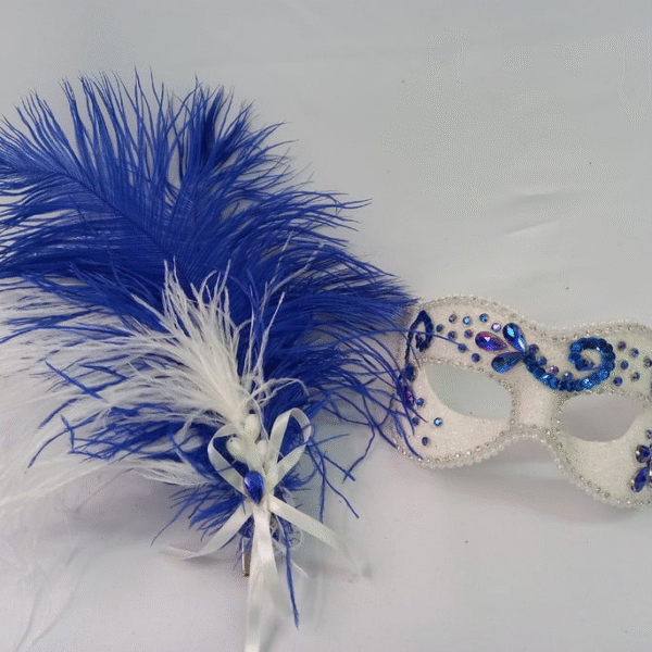 Máscara luxo festa branca azul plumas com prendedor - Imagem 4