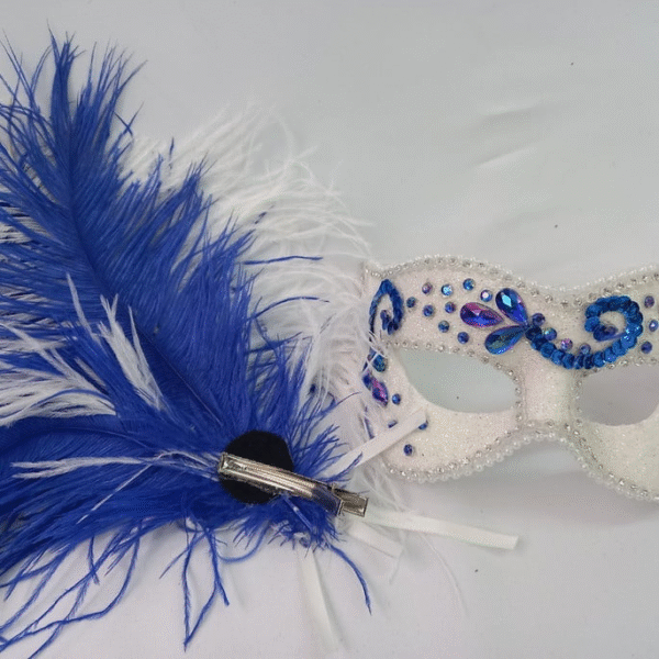 Máscara luxo festa branca azul plumas com prendedor - Imagem 5