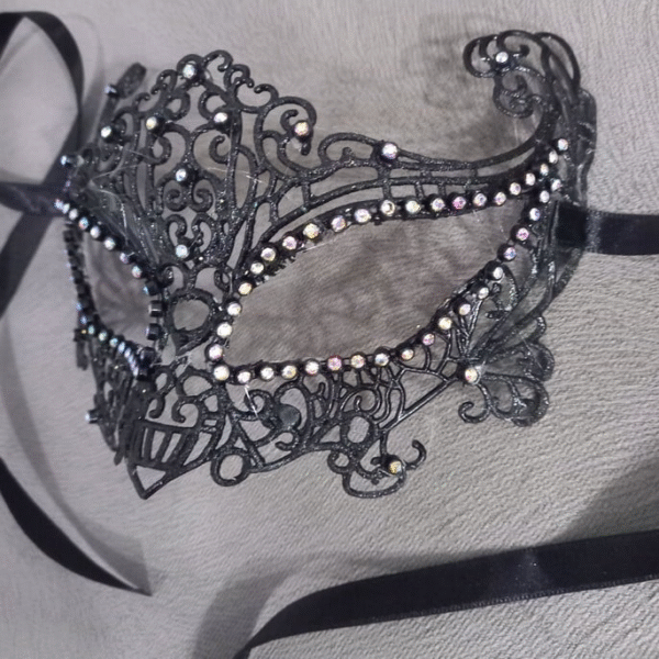 Máscara rendada plástico preta luxo strass - Imagem 3