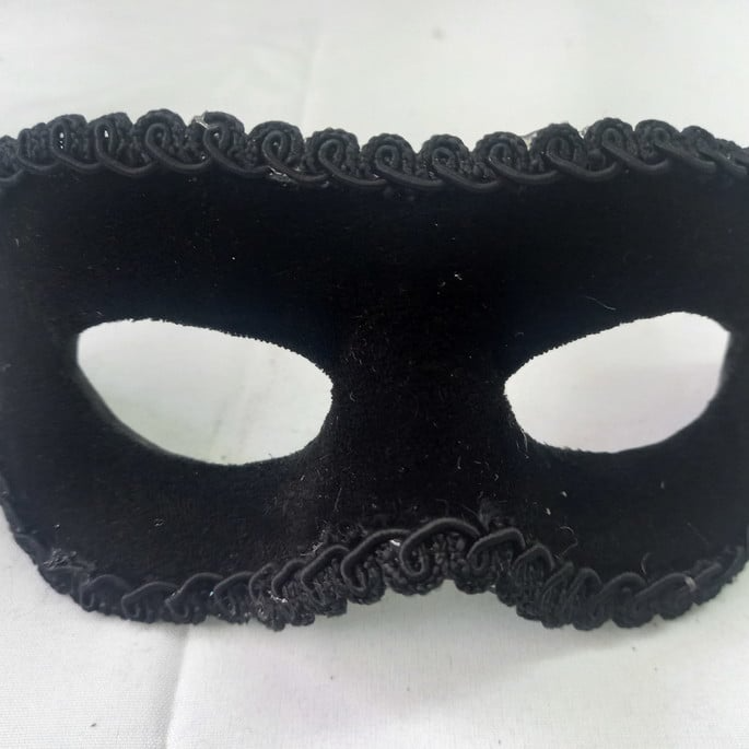 mascara-romeu-veludo-preto-com-p