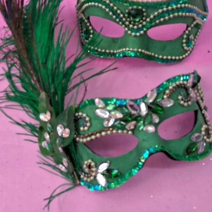 mascaras-casal-amantes-verde-lux