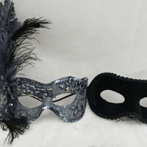 Máscaras Casal Julieta e Romeu Cinza Preto Preta Luxo Festa - Imagem 2