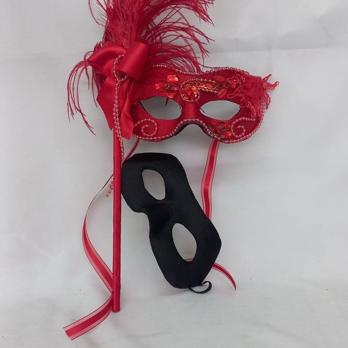 mascaras-casal-romeu-black-e-jul